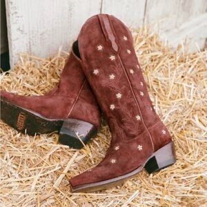 ***ISO*** not for sale - Tecovas The Annie By Kristopher Brock Brick Suede